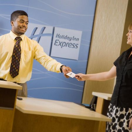 Holiday Inn Express & Suites Alexandria - Fort Belvoir By Ihg Buitenkant foto