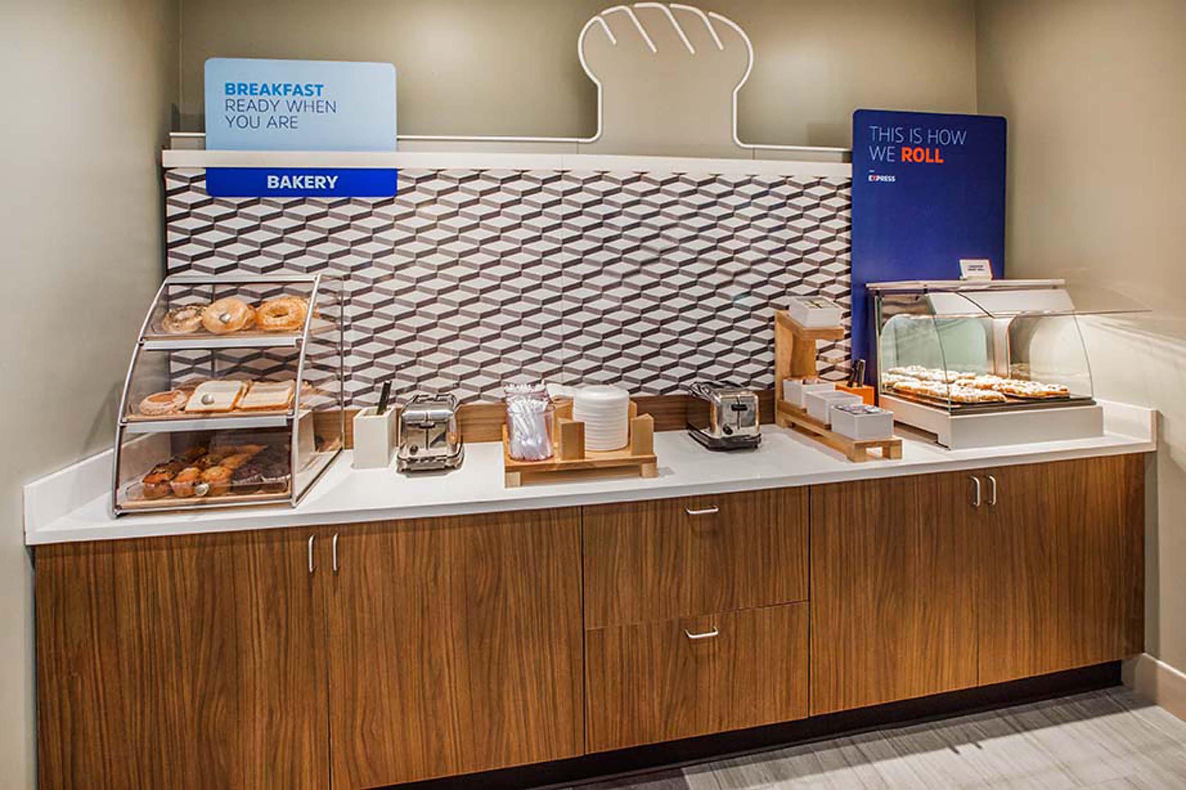 Holiday Inn Express & Suites Alexandria - Fort Belvoir By Ihg Buitenkant foto