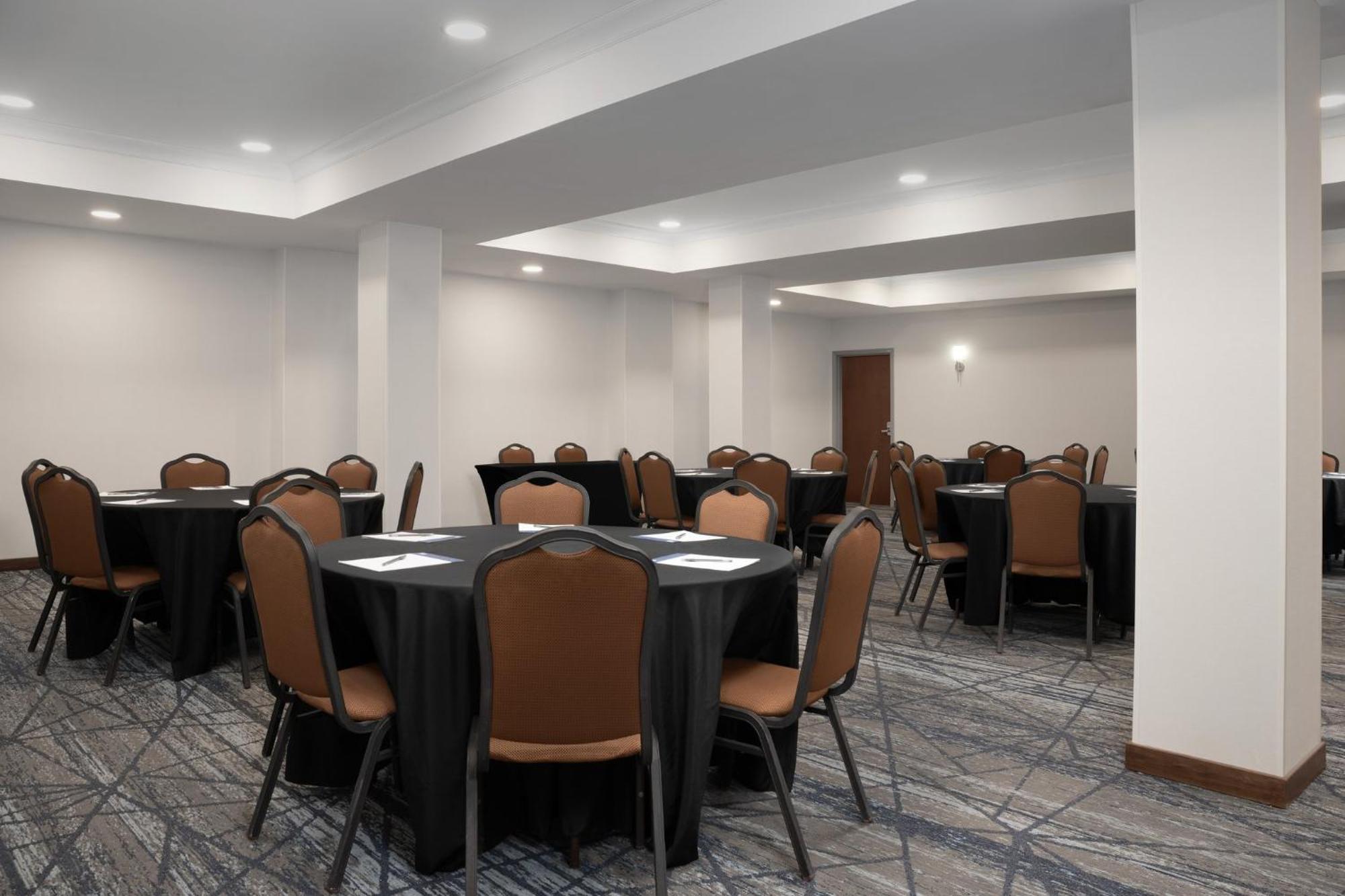 Holiday Inn Express & Suites Alexandria - Fort Belvoir By Ihg Buitenkant foto